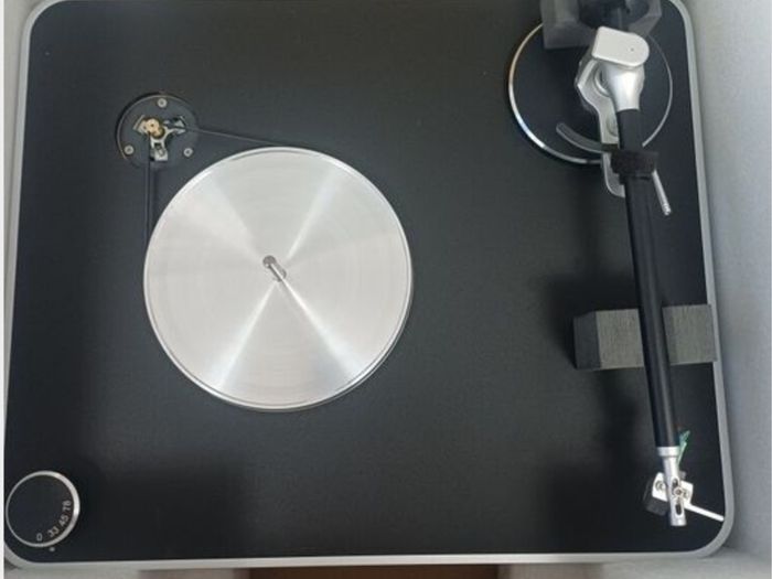 Hi End Audiophile Quality Clearaudio Concept Turntable With a top Verify tonearm upgrade, absolutely Pristine like New boxed Stunning