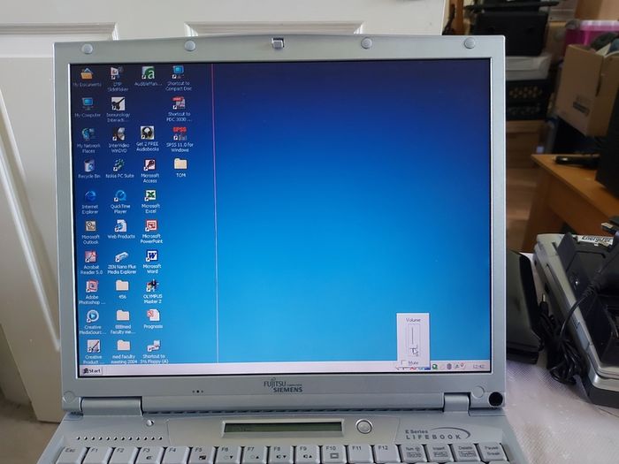 Rare Vintage Fujitsu Siemens Lifebook, E Series, FPC07048B Part number CP127259, Running Windows 2000 Professional, uses 3.5 floppy disk, 20GB HDD, amd all the connecting Ports from 30 years ago Era