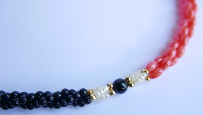 Vintage Red and Black Corals length 23,5"