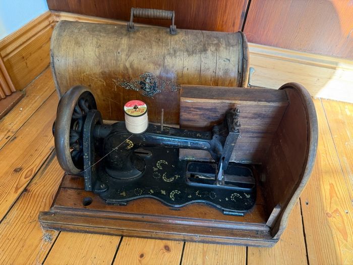 Singer sewing machine - vintage for film set or pub memorabilia