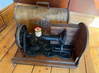 Singer sewing machine - vintage for film set or pub memorabilia