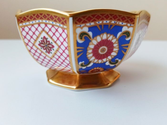 Aynsley "Imperial" fine bone china octagonal footed bowl with 22 karat gold accents height 6cm  diameter 11.5cm