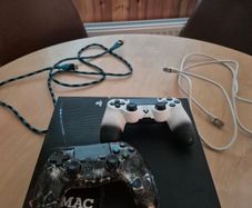 Ps4 with cables and 2 remotes