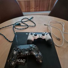Ps4 with cables and 2 remotes