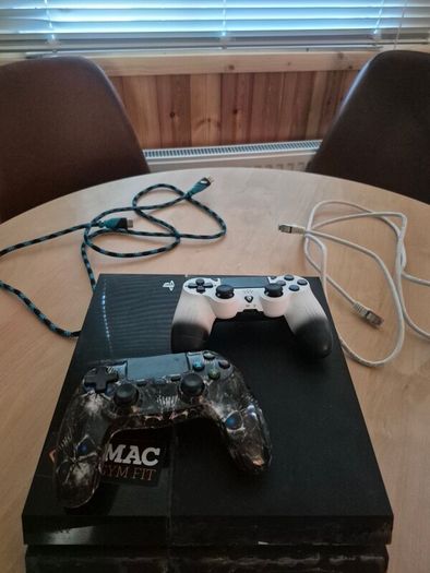 Ps4 with cables and 2 remotes