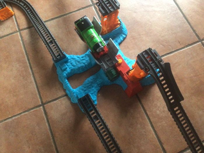 Thomas the tank engine bridge train lift