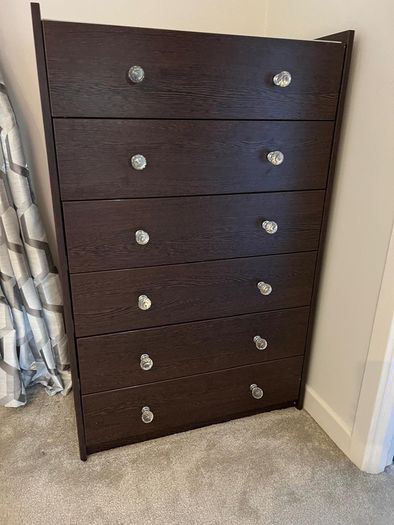 Walnut chest of drawers