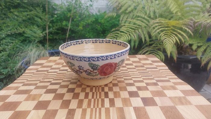 Beautiful Nicholas Mosse Medium Bowl in the Popular but Discontinued Kilfane Rose Pattern, Circa 1996-2004