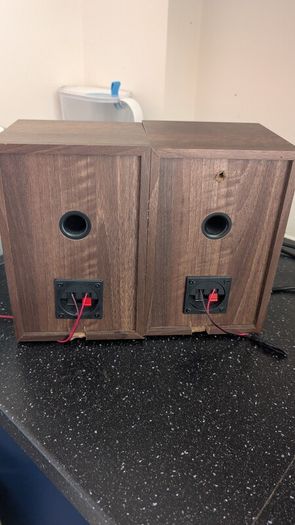Bookshelf speakers walnut finish