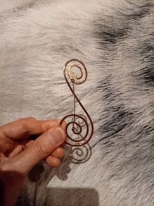 Gold toned Swirl design broach