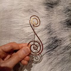 Gold toned Swirl design broach