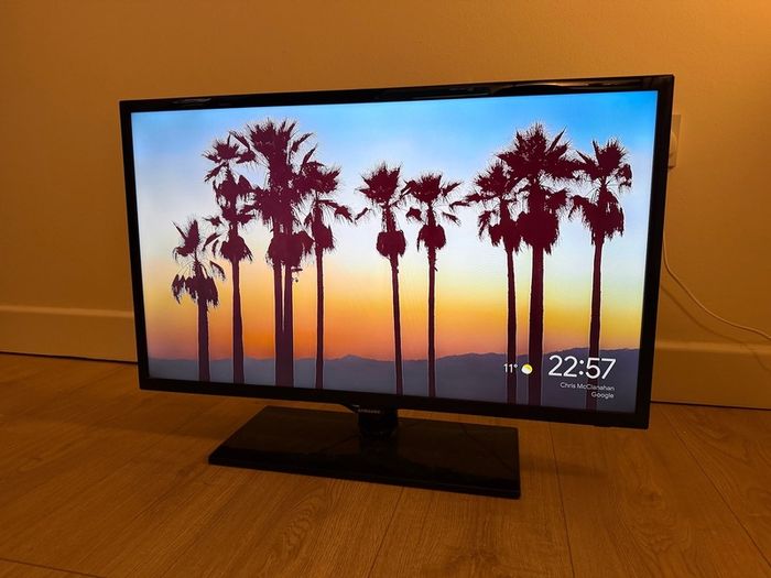 Samsung 32-Inch HD TV (Google Chromecast)