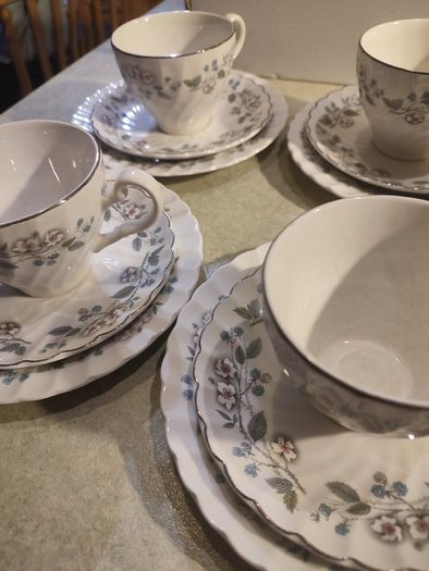 Rare find 15 pieces set Johnson Brothers Ironstone, Pattern 1H1, Vintage Set Of 4 cups and saucers with side plates ,milk jug ,sugar bowl and large oval platter plate Swirl Edge, Platinum Trim