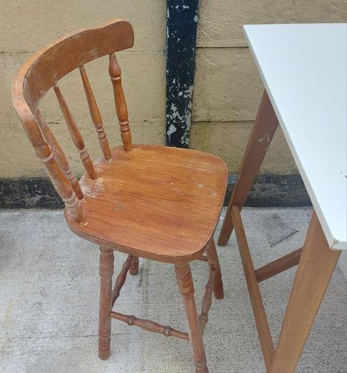 Table and 4 high stools