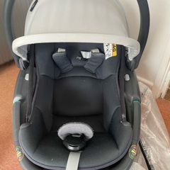 Maxi Cosi Coral infant car seat with isofix base