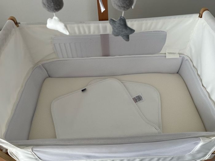 Snuzpod 4 with cot mobile and mattress protector