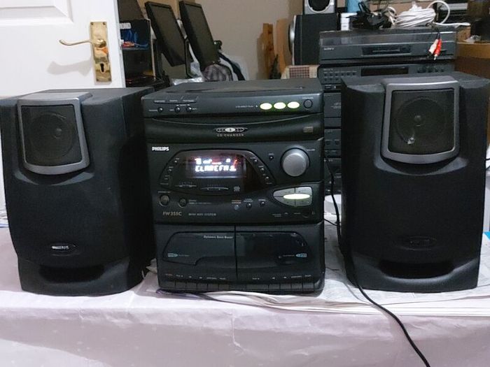 Philips Mini Hi-Fi System, Model FW 355C, 3 CD Changer, Radio and dual Tape Deck and 2 Lovely Philips speakers, in very Good Condition