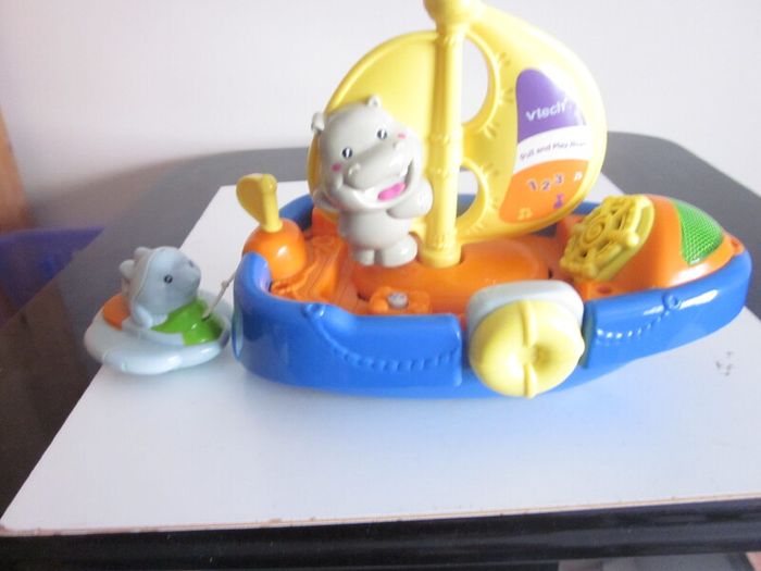V Tech Pull/Play Musical Bath Boat