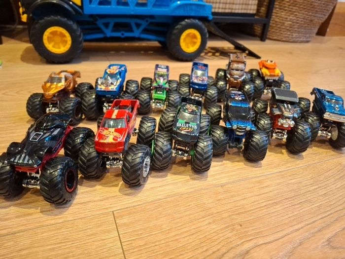 Hot Wheels Monster Trucks 1:64 Monster Mover Transporter with 12 Die-Cast Trucks
