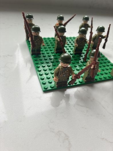 10 Lego figures