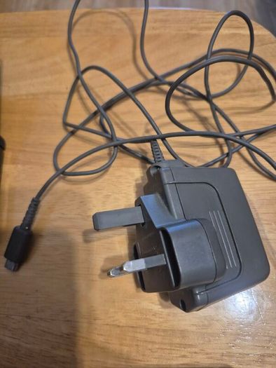 Nintendo DS Lite + Charger + Games