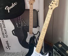 Squier by Fender Sonic Stratocaster Beginner Electric Guitar Pack, Black