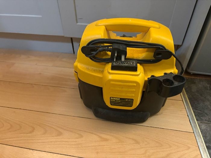 DeWalt DC500 corded and cordless Vacuum Cleaner