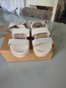 Elastic strapped sandals
