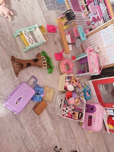 Barbie house, dolls and accessories