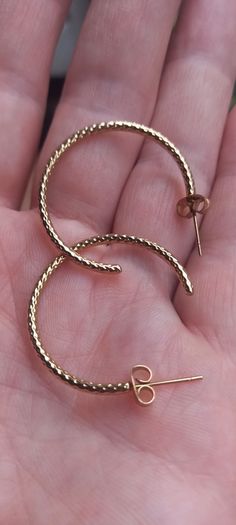 Vintage jewelry is sold individually for 5 to 10 euros