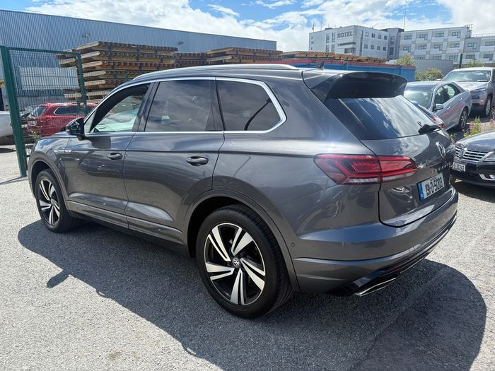 2019 Volkswagen Touareg R-Line Tech 3.0L TDI V6 Commercial
