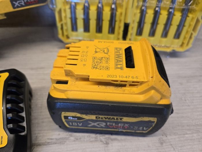Dewalt DCH333 + Battery + Charger + Bits Set