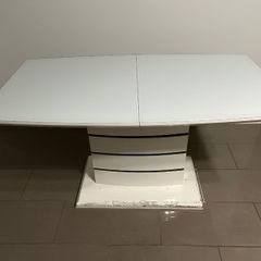 Extendable dining table with white glass top