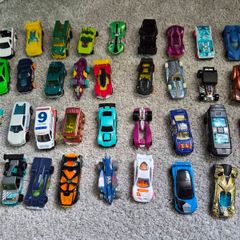 80 Hot Wheels vehicles