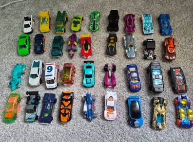 80 Hot Wheels vehicles