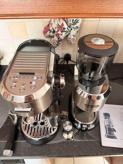 DeLonghi Dedica  Maestro Plus EC950.M Espresso  Machine & Dedica Coffee Grinder Set