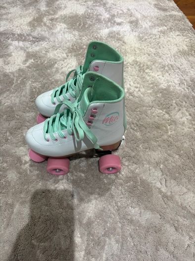 Mia roller skates