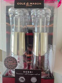Salt and pepper mill set
