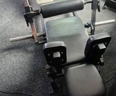 Hip thrust machine