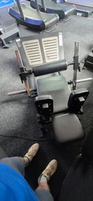 Hip thrust machine