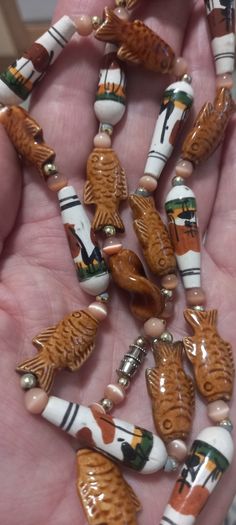 Vintage jewelry is sold individually for 5 to 10 euros