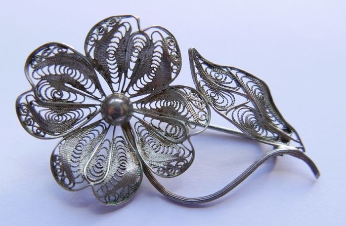 Vintage silver filigree flower brooch
