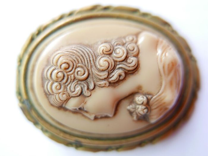 Vintage  Cameo Brooch