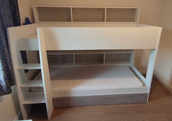 Bunk bed with two mattresses