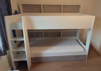 Bunk bed with two mattresses