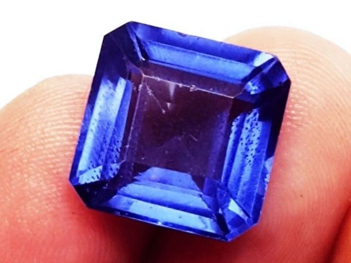 Magnificent Tanzanite with certificate