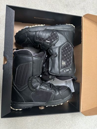 Snowboard boots