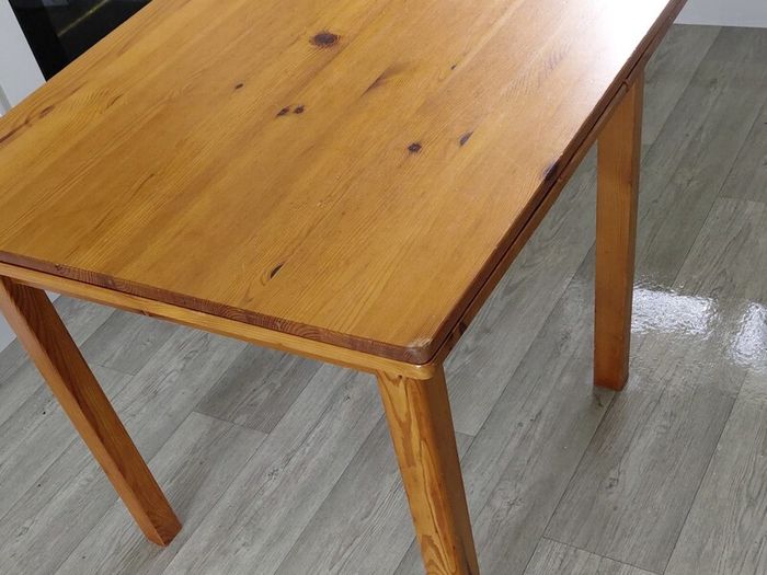 Extendable dining table