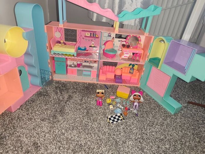 Dolls L.o.l . Suprise Squish Sand House