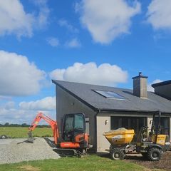 tradesman!  digger/patio/artificial grass/fence